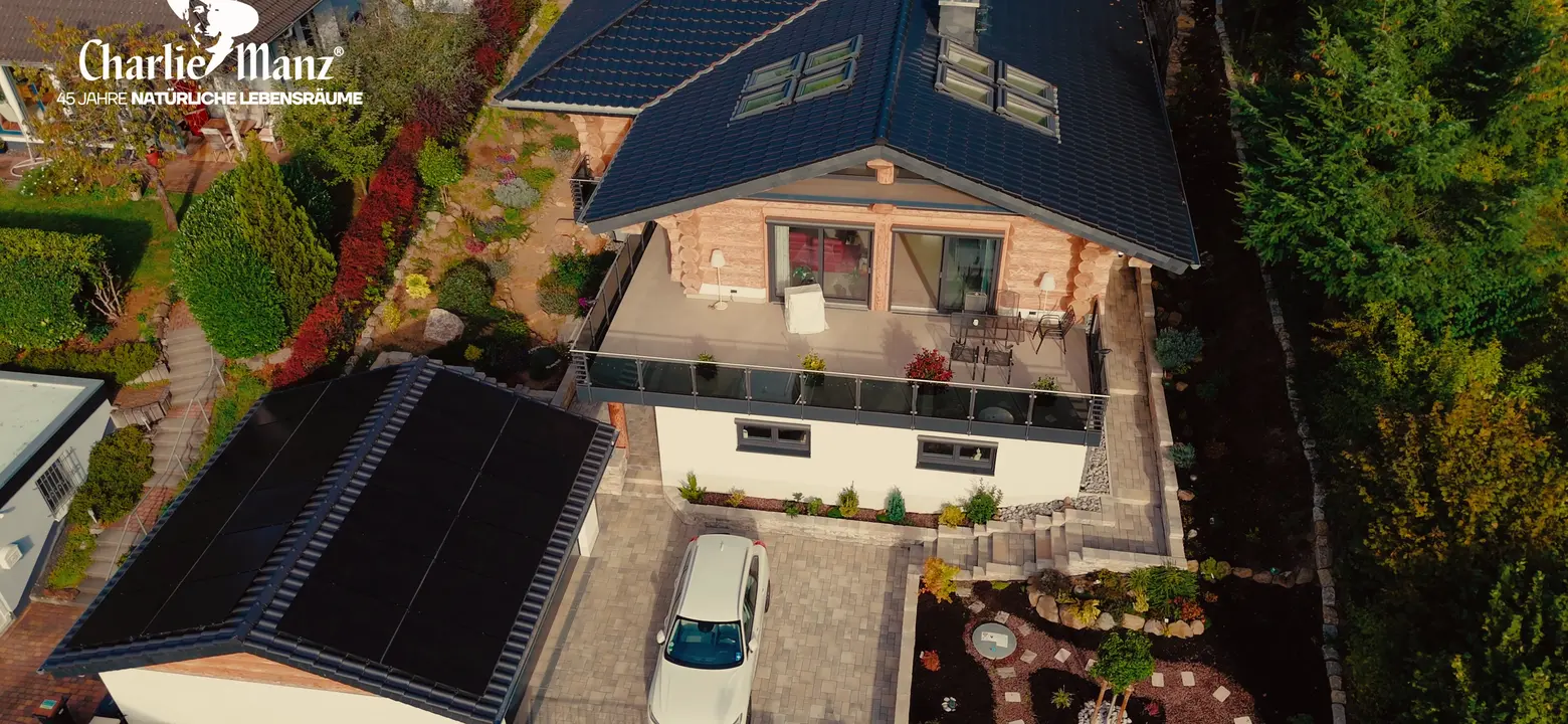 Luftaufnahme eines Blockhauses mit Garten