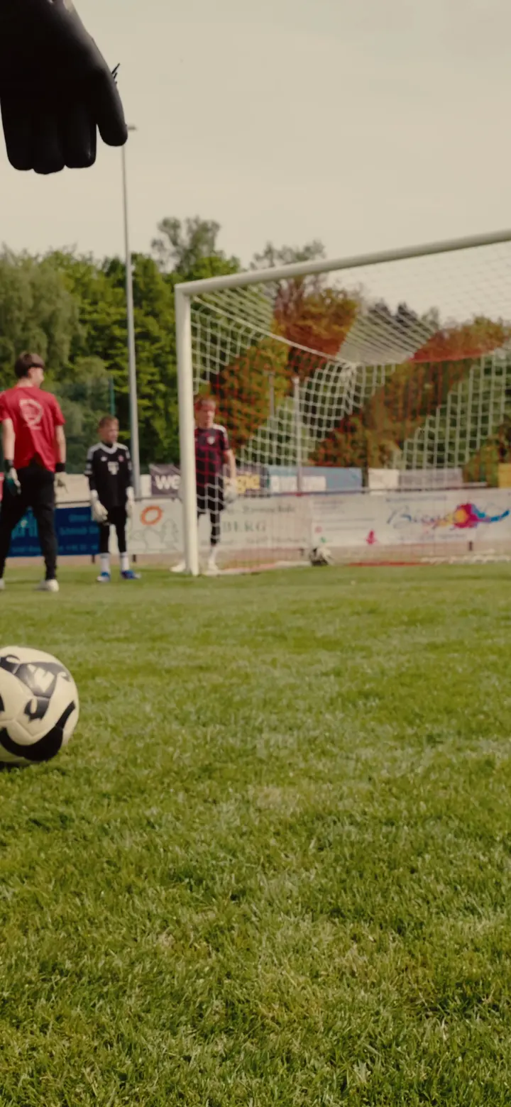 Torwart in Aktion auf dem Fußballplatz