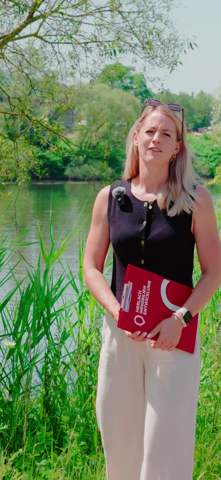 Moderatorin mit Mappe an der Mosel in Trier-Biewer
