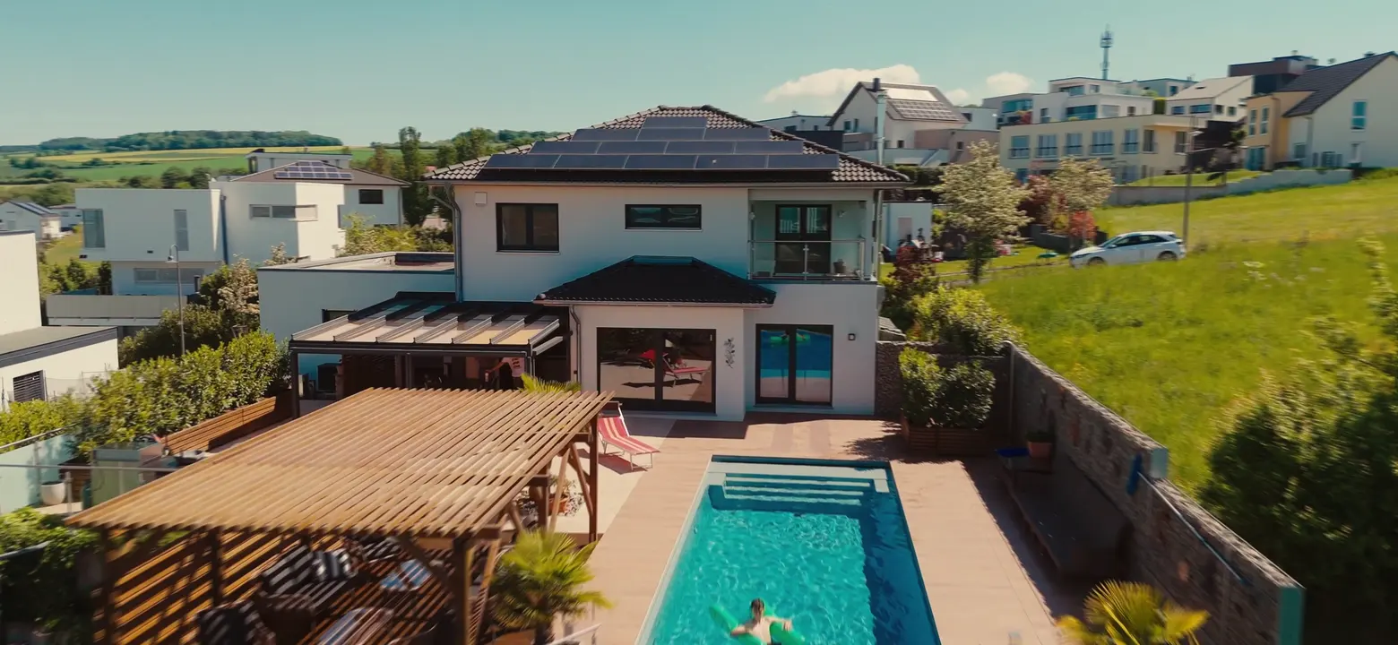 Luftaufnahme einer Villa mit Pool