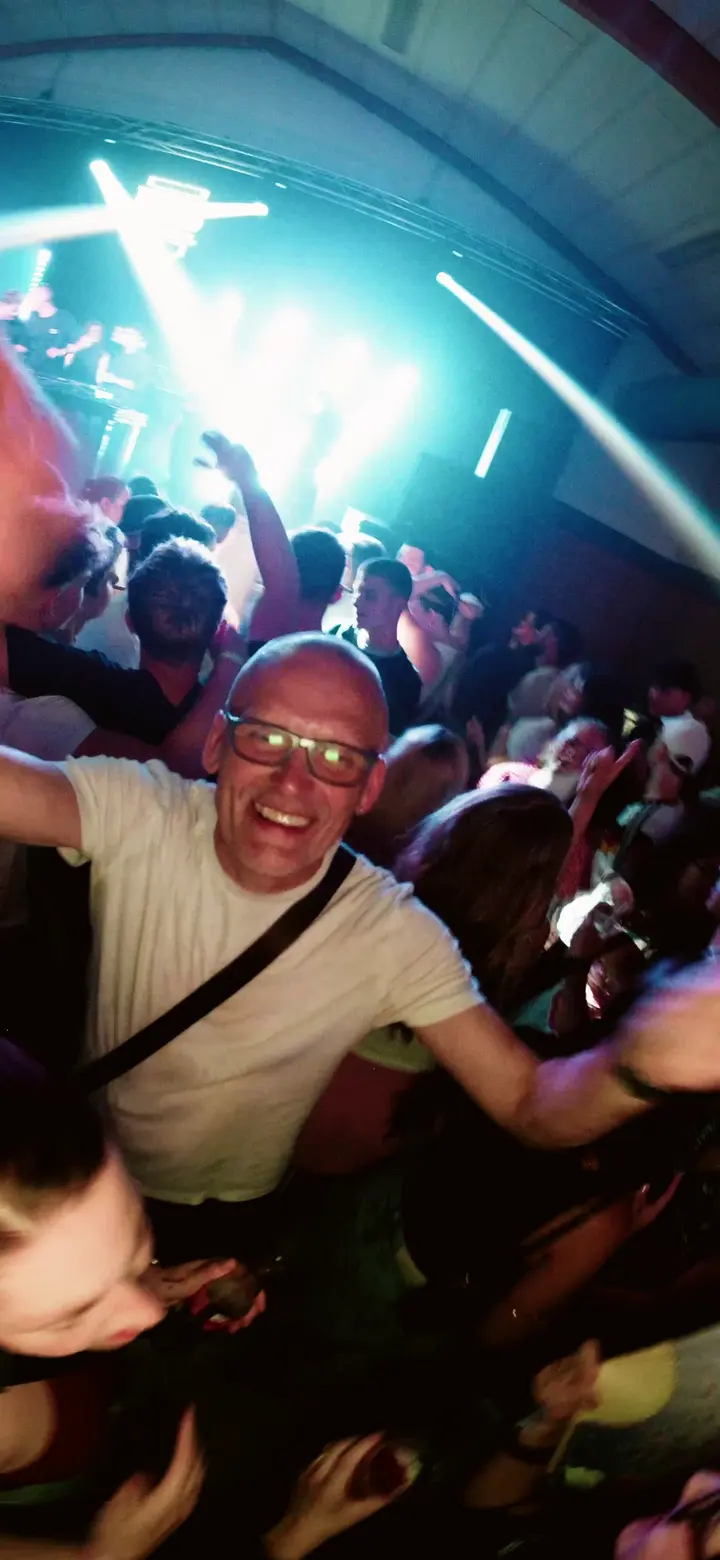 Feiernde Menge und DJ in der Halle beim MOIS Festival