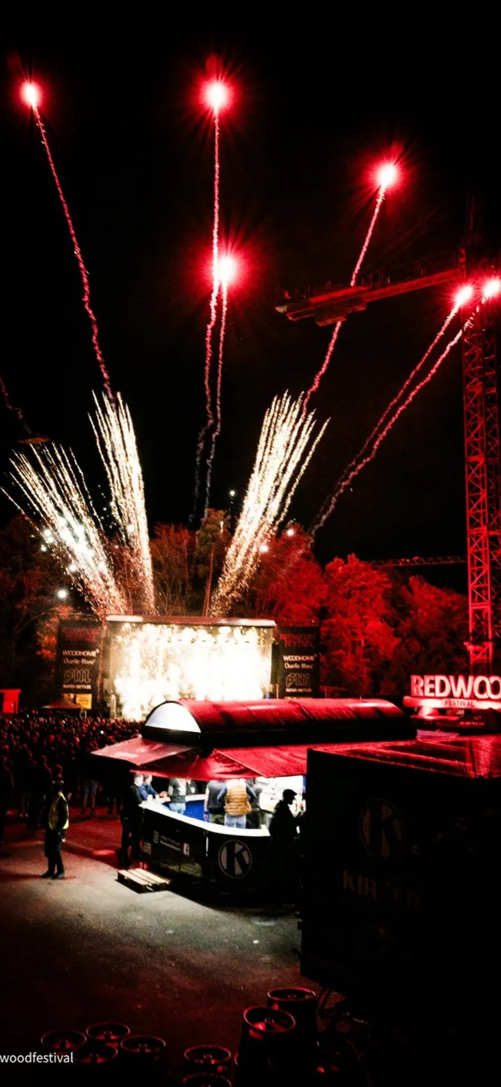 Feuerwerk und Hauptbühne beim Redwood Festival