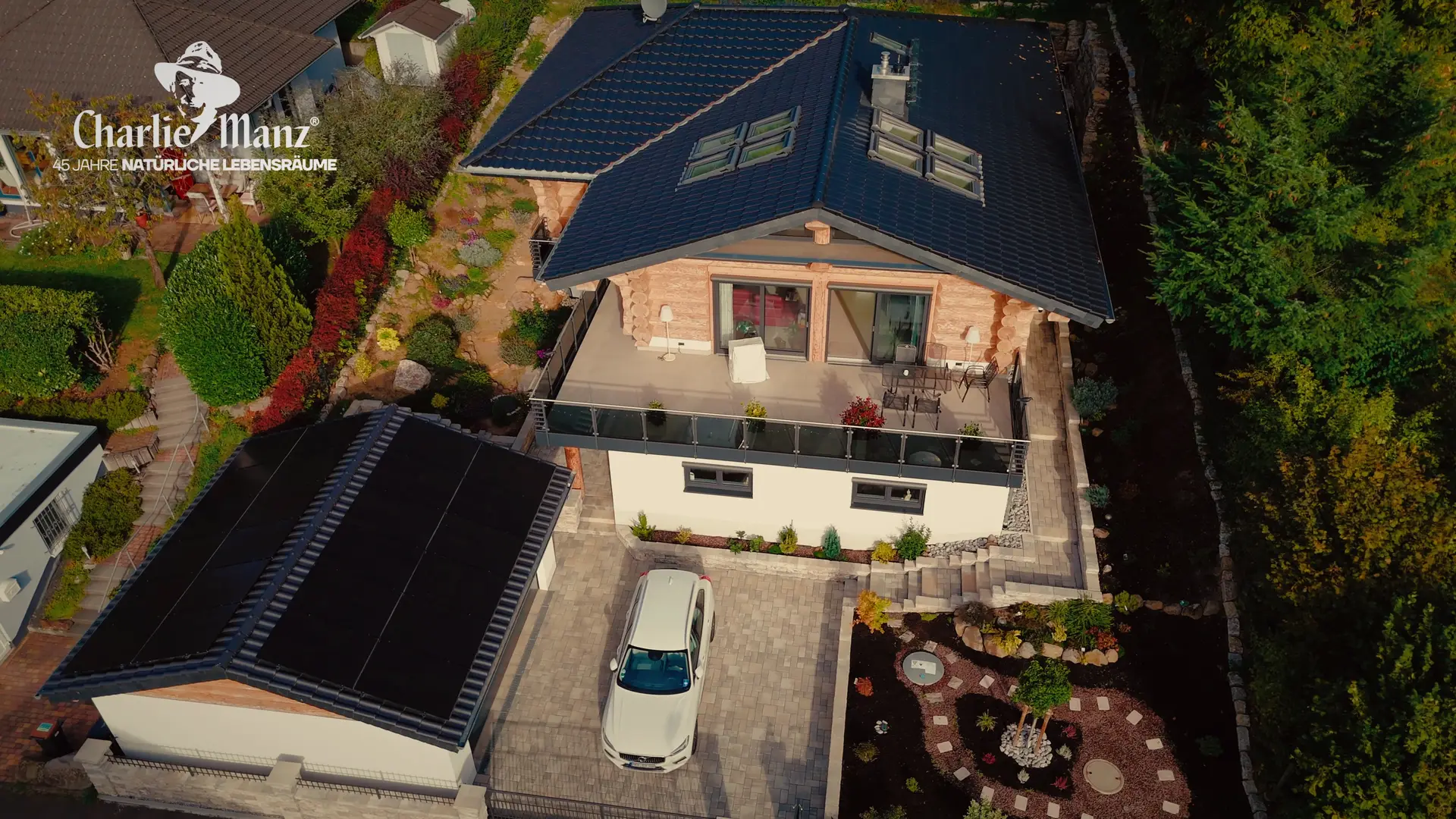 Luftaufnahme eines Blockhauses mit Garten