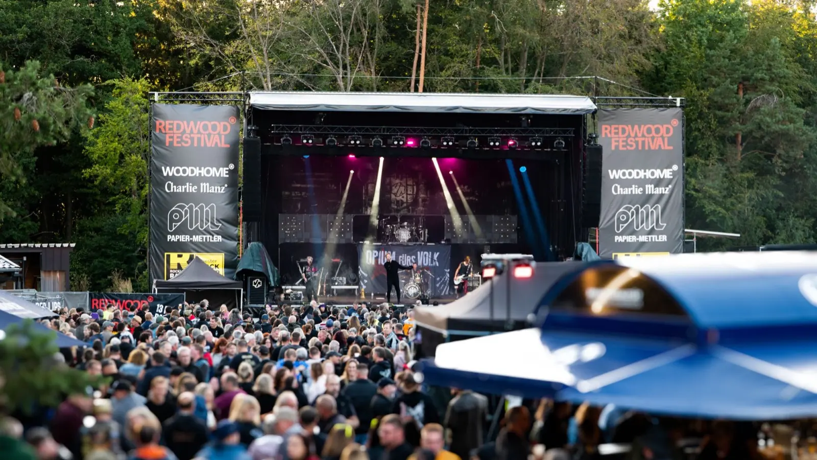 Hauptbühne und Publikum beim Redwood Festival